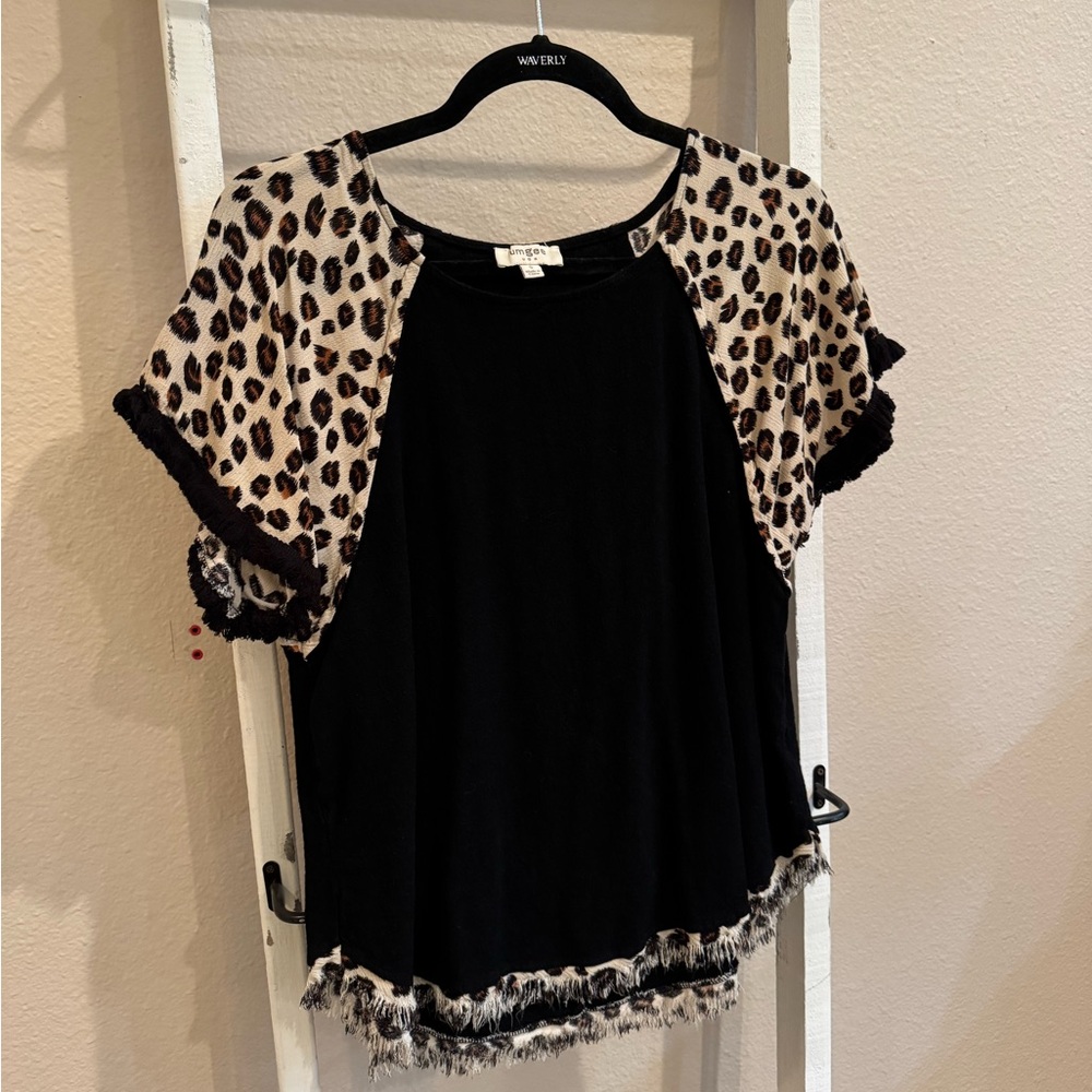 Black & Leopard Print Umgee Blouse
Size small (would fit a medium also)
